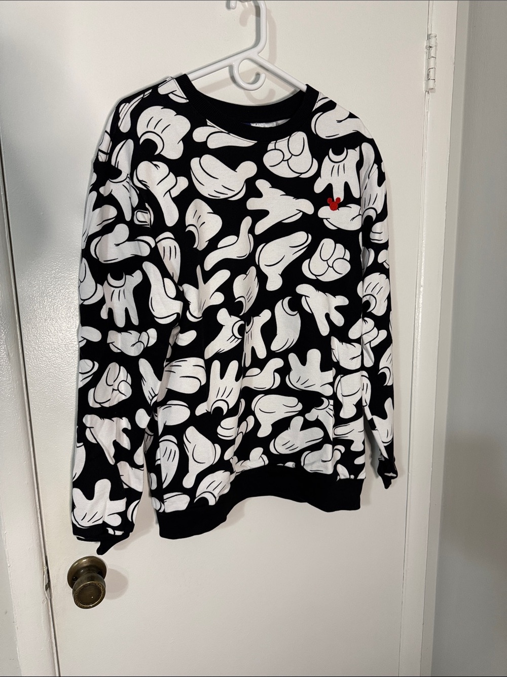 H&M Men’s Medium Black and White Disney Mickey Mouse Crewneck Sweatshirt NWT